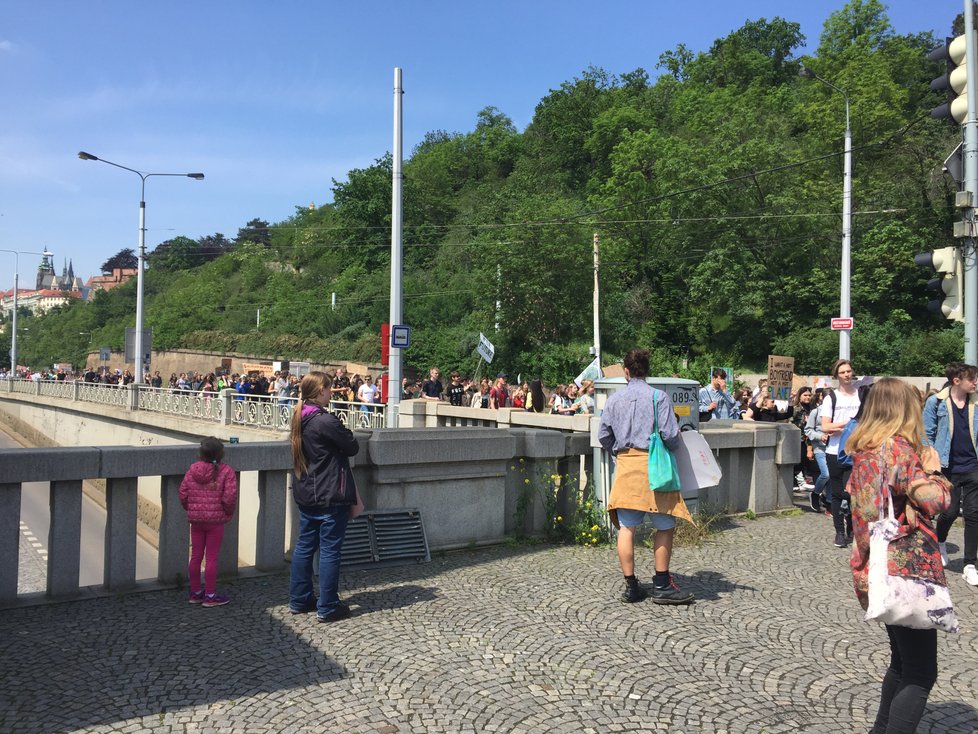 Z Malostranského náměstí vyrazily stovky středoškoláků na pochod na Staroměstské náměstí a zpátky. Pro mnohé z nich to byla vůbec první demonstrace.