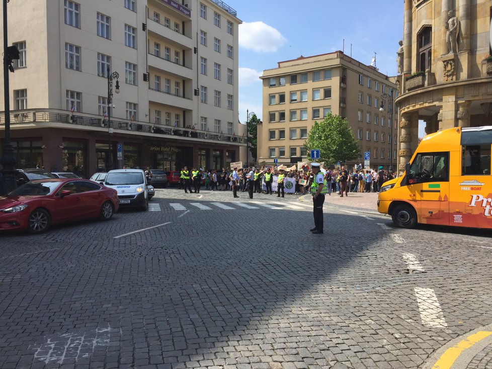 Z Malostranského náměstí vyrazily stovky středoškoláků na pochod na Staroměstské náměstí a zpátky. Pro mnohé z nich to byla vůbec první demonstrace.