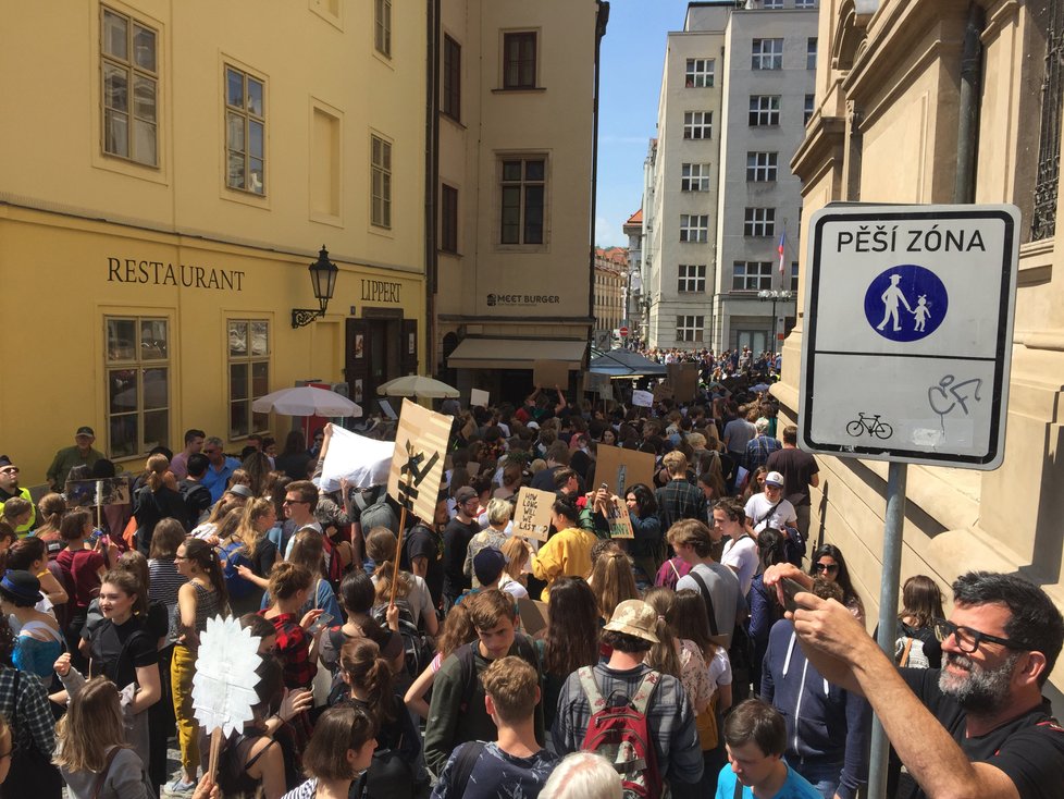 I na Malostranském náměstí vyrazily v květnu 2019 stovky středoškoláků na pochod na Staroměstské náměstí a zpátky. Pro mnohé z nich to byla vůbec první demonstrace.