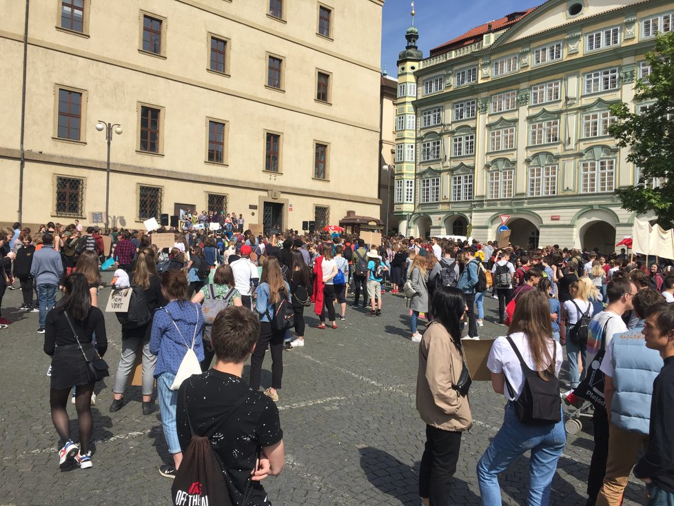 Z Malostranského náměstí vyrazily stovky středoškoláků na pochod na Staroměstské náměstí a zpátky. Pro mnohé z nich to byla vůbec první demonstrace.