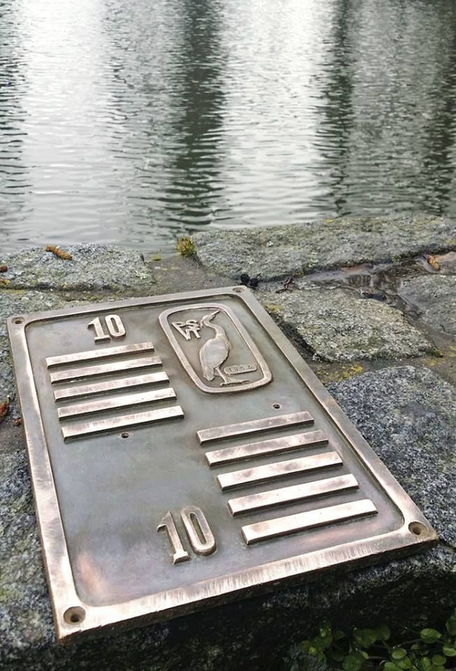 Bronzová cejchovní tabulka, která byla vylovena z koryta pod hostivařskou přehradou.