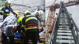 Hasiči v Praze 10 zachránili jeřábníka: V kabině se mu udělalo špatně
