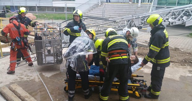 Pražští hasiči mají na kontě nový netradiční zásah. V Praze 10 snesli na zem jeřábníka, kterému se udělalo v kabině špatně.