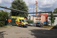 Krutá smrt v Praze 10. Muž spadl do lisu na papír, uvnitř stroje zemřel