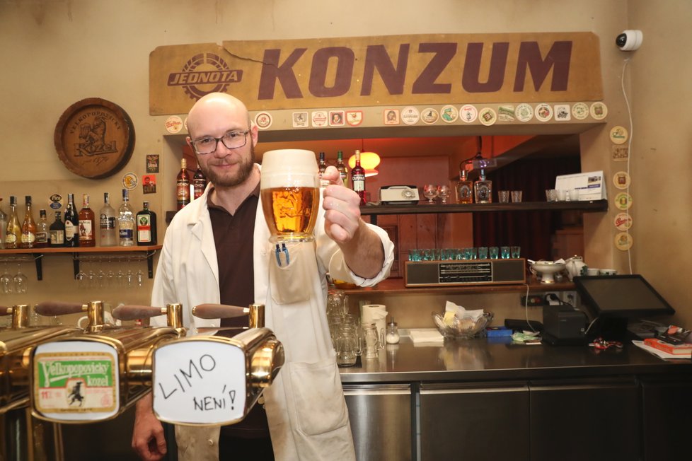 David Salomon ve své retrohospodě vítá každého hosta, který si chce dopřát pivo „jako tenkrát“.