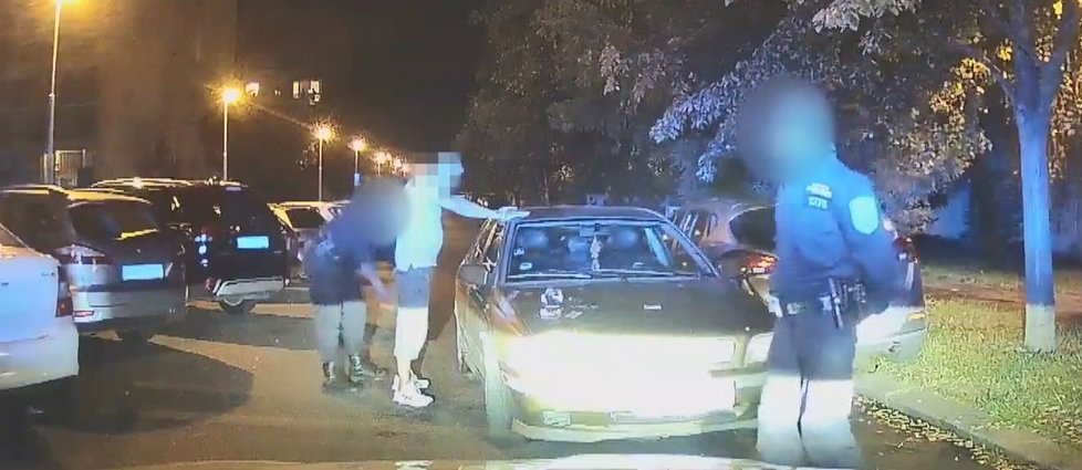 Strážníci zadrželi v Hájích opilého řidiče. Z vozu vyvrávoral.