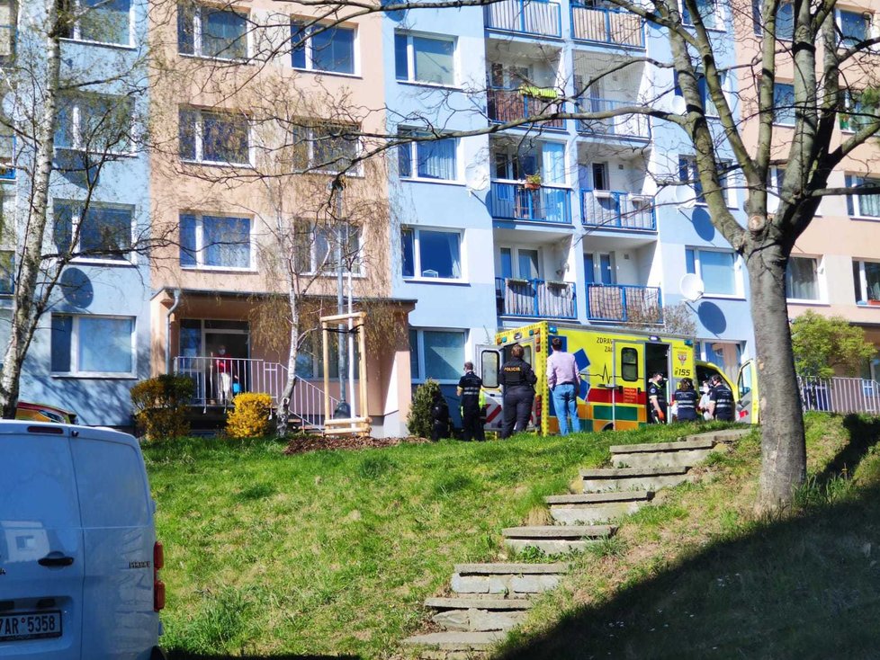 V Praze 11 vypadl muž z okna. Svým zraněním nakonec podlehl.