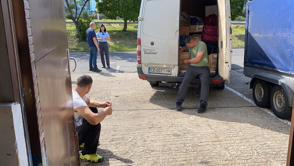 Pražští celníci zadrželi dodávku s přívěsem, v níž bylo asi přes tisíc litrů alkoholu.