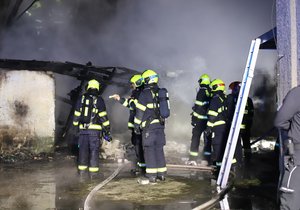 V Komořanech v ulici U Skladu hořela ve středu 30. prosince garáž, kterou obývali bezdomovci. Hasiči oheň zlikvidovali, nikdo se nezranil.