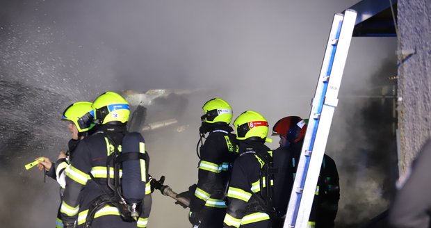 V Komořanech v ulici U Skladu hořela ve středu 30. prosince garáž, kterou obývali bezdomovci. Hasiči oheň zlikvidovali, nikdo se nezranil.