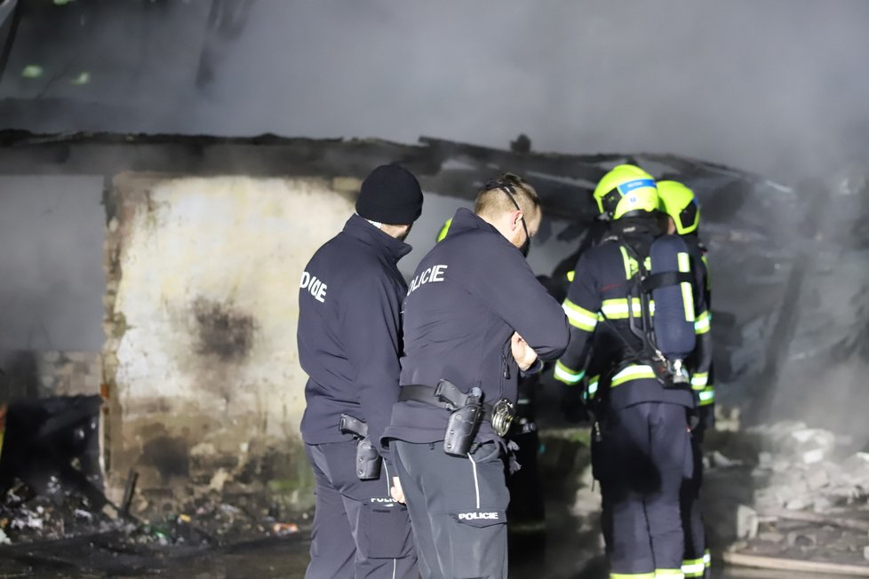 V Komořanech v ulici U Skladu hořela ve středu 30. prosince garáž, kterou obývali bezdomovci. Hasiči oheň zlikvidovali, nikdo se nezranil.