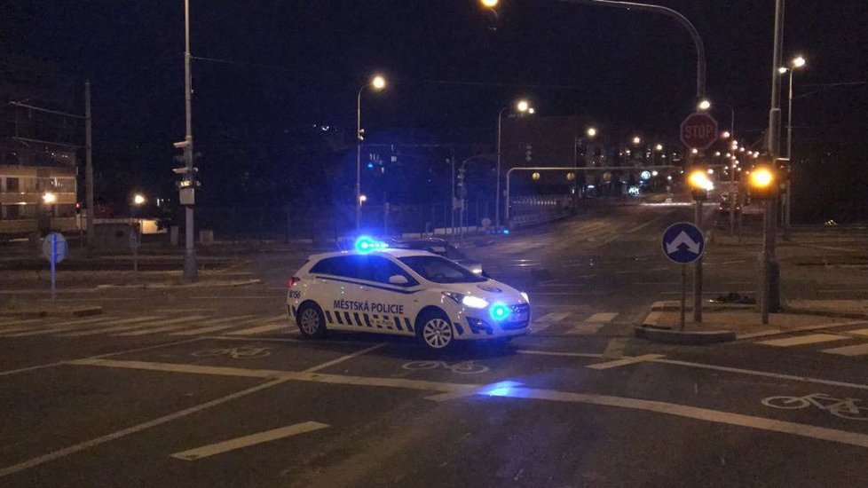 V Modřanech skončila policejní honička nehodou a zraněními.