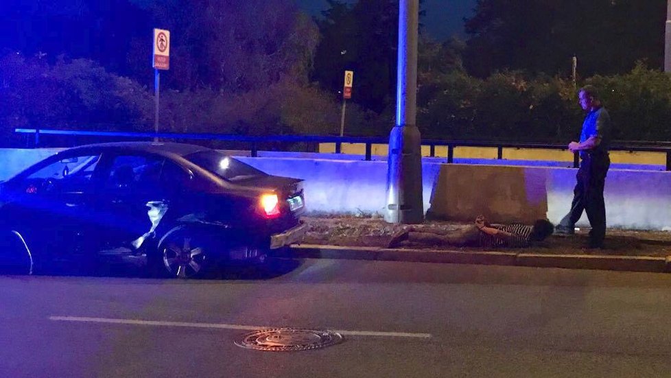 V Modřanech skončila policejní honička nehodou a zraněními.