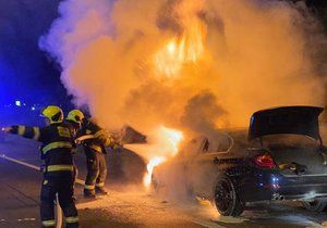 Na Rozvadovské spoje hořelo auto. Za osm minut bylo drahé auto téměř kompletně zničeno.