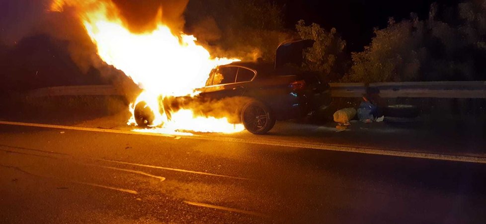 Na Rozvadovské spoje hořelo auto. Za osm minut bylo drahé auto téměř kompletně zničeno.