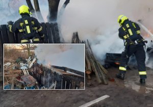 Pražští hasiči uhasili přístřešek bezdomovců nedaleko ulice Rozvadovská spojka v Praze 13. Uvnitř nalezli 6 torz těl psů.