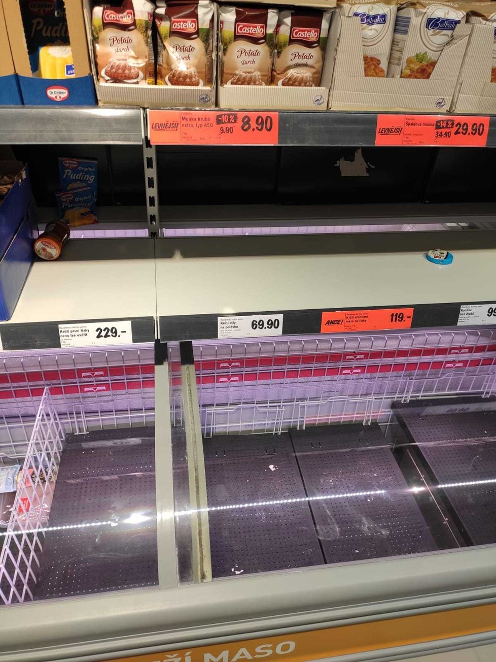Police v supermarketu v Praze 13 jsou prázdné. Lidé si dělají zásoby kvůli vyhlášení stavu nouze.