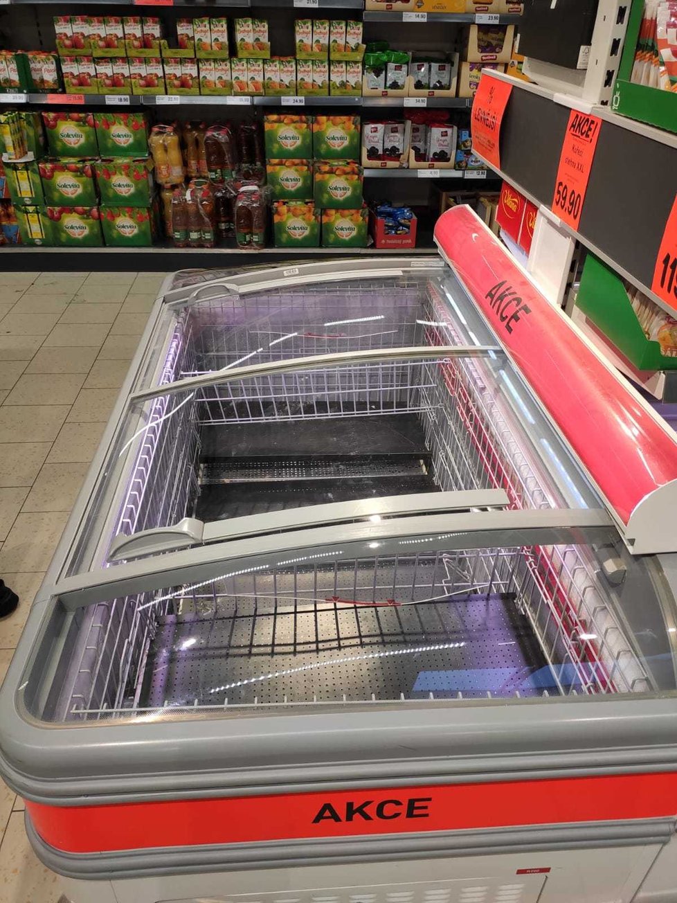 Police v supermarketu v Praze 13 jsou prázdné. Lidé si dělají zásoby kvůli vyhlášení stavu nouze.
