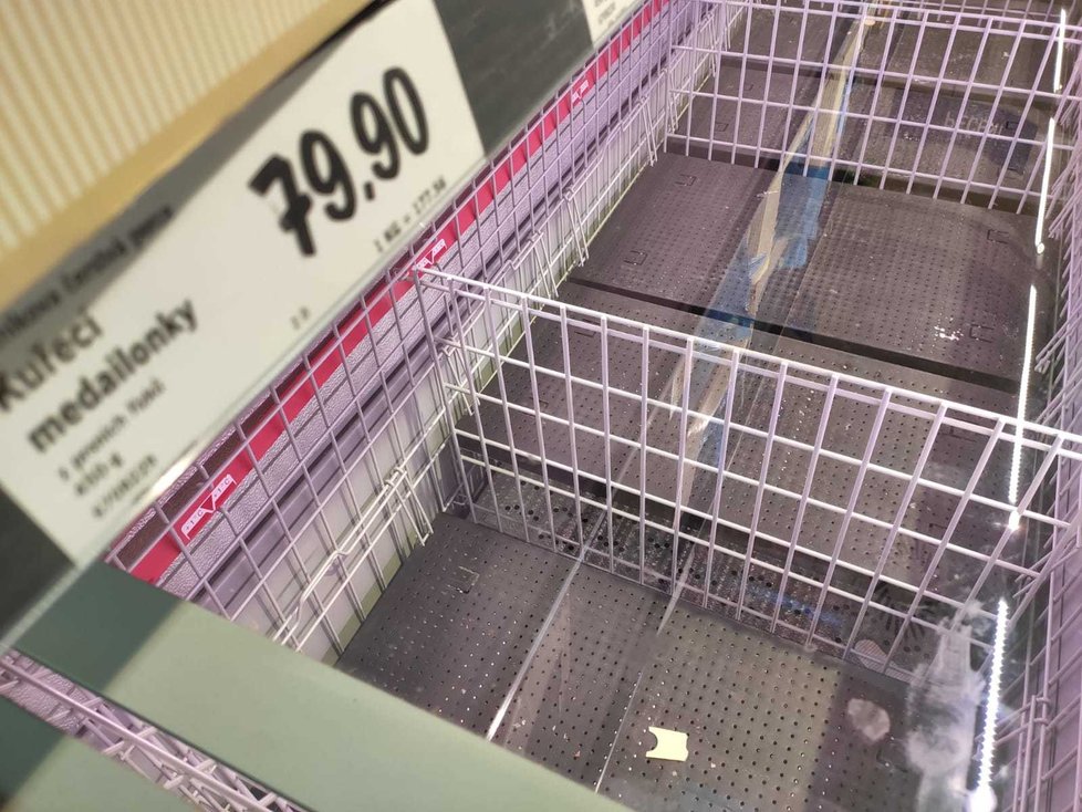 Police v supermarketu v Praze 13 jsou prázdné. Lidé si dělají zásoby kvůli vyhlášení stavu nouze.