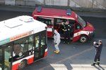 Z autobusového terminálu na Černém Mostě odvezla záchranka řidiče autobusu DPP s podezřením na koronavirus. Autobus pak hasiči DPP dezinfikovali.