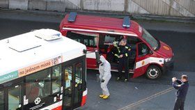 Z autobusového terminálu na Černém Mostě odvezla záchranka řidiče autobusu DPP s podezřením na koronavirus. Autobus pak hasiči DPP dezinfikovali.