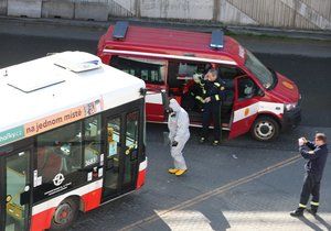 Z autobusového terminálu na Černém Mostě odvezla záchranka řidiče autobusu DPP s podezřením na koronavirus. Autobus pak hasiči DPP dezinfikovali.