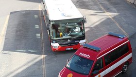 Z autobusového terminálu na Černém Mostě odvezla záchranka řidiče autobusu DPP s podezřením na koronavirus. Autobus pak hasiči DPP dezinfikovali.