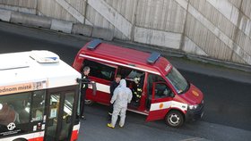 Z autobusového terminálu na Černém Mostě odvezla záchranka řidiče autobusu DPP s podezřením na koronavirus. Autobus pak hasiči DPP dezinfikovali.