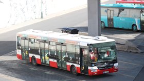 Z autobusového terminálu na Černém Mostě odvezla záchranka řidiče autobusu DPP s podezřením na koronavirus. Autobus pak hasiči DPP dezinfikovali.