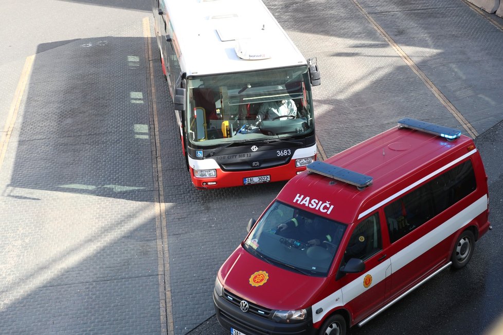 Z autobusového terminálu na Černém Mostě odvezla záchranka řidiče autobusu DPP s podezřením na koronavirus. Autobus pak hasiči DPP dezinfikovali.