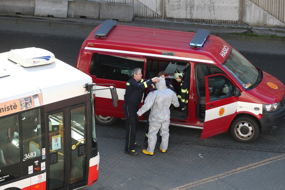 Z autobusového terminálu na Černém Mostě odvezla záchranka řidiče autobusu DPP s podezřením na koronavirus. Autobus pak hasiči DPP dezinfikovali.