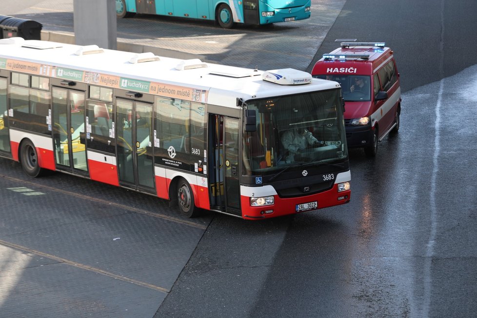 Z autobusového terminálu na Černém Mostě odvezla záchranka řidiče autobusu DPP s podezřením na koronavirus. Autobus pak hasiči DPP dezinfikovali.