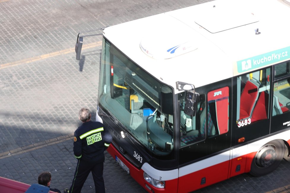 Z autobusového terminálu na Černém Mostě odvezla záchranka řidiče autobusu DPP s podezřením na koronavirus. Autobus pak hasiči DPP dezinfikovali.