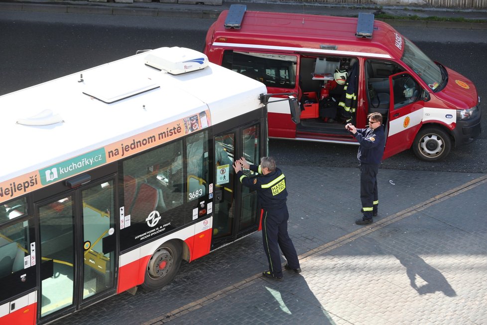 Z autobusového terminálu na Černém Mostě odvezla záchranka řidiče autobusu DPP s podezřením na koronavirus. Autobus pak hasiči DPP dezinfikovali.