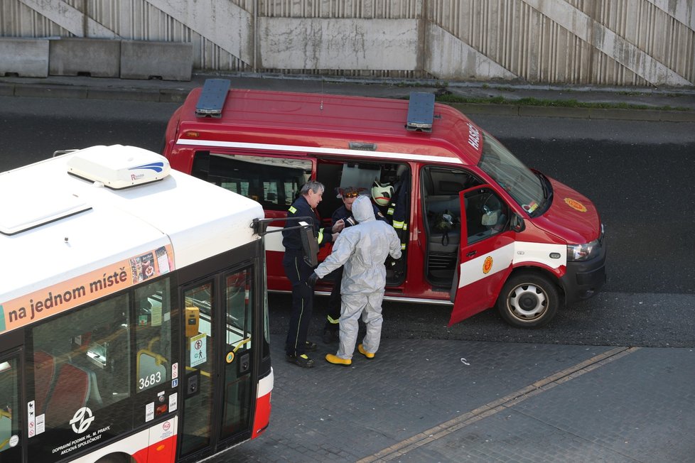 Z autobusového terminálu na Černém Mostě odvezla záchranka řidiče autobusu DPP s podezřením na koronavirus. Autobus pak hasiči DPP dezinfikovali.