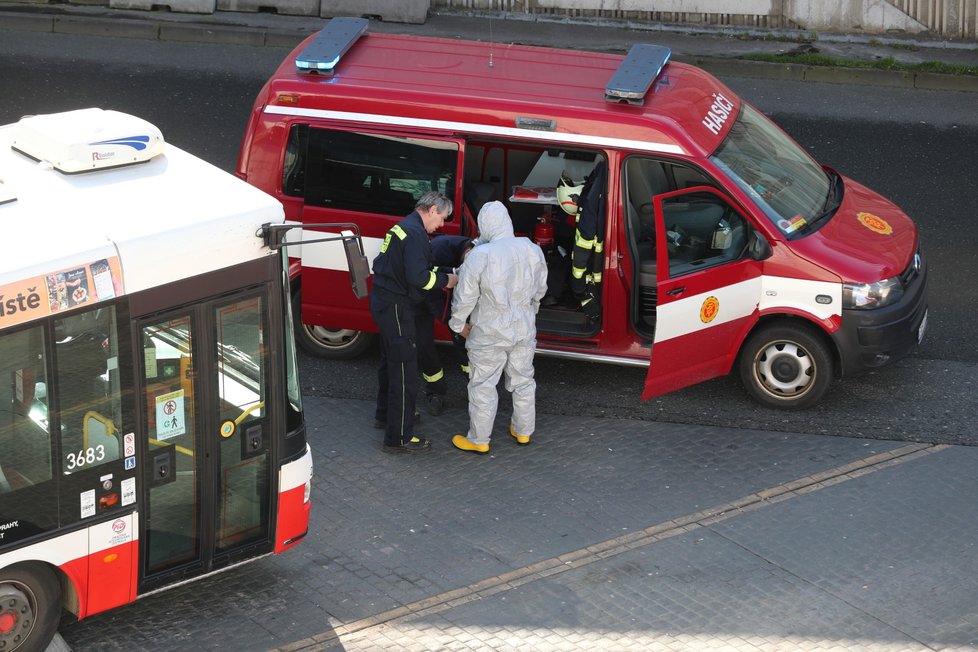 Z autobusového terminálu na Černém Mostě odvezla záchranka řidiče autobusu DPP s podezřením na koronavirus. Autobus pak hasiči DPP dezinfikovali.