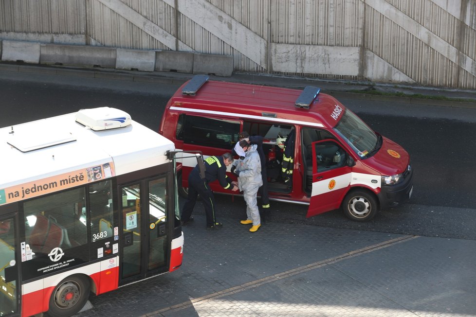 Z autobusového terminálu na Černém Mostě odvezla záchranka řidiče autobusu DPP s podezřením na koronavirus. Autobus pak hasiči DPP dezinfikovali.