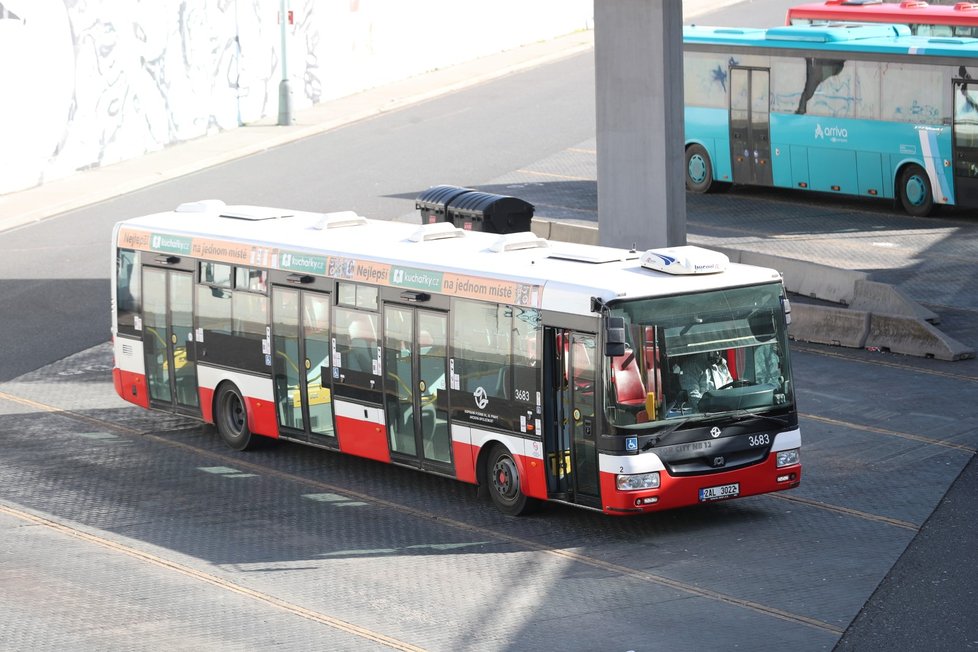 Z autobusového terminálu na Černém Mostě odvezla záchranka řidiče autobusu DPP s podezřením na koronavirus. Autobus pak hasiči DPP dezinfikovali.