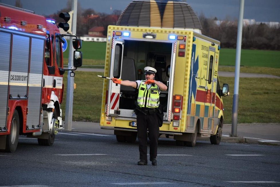 V Letňanech došlo ve čtvrtek ke smrtelné nehodě. Sedmdesátiletý muž byl přibližně 30 minut resuscitovaný, ale svým zraněním podlehl.