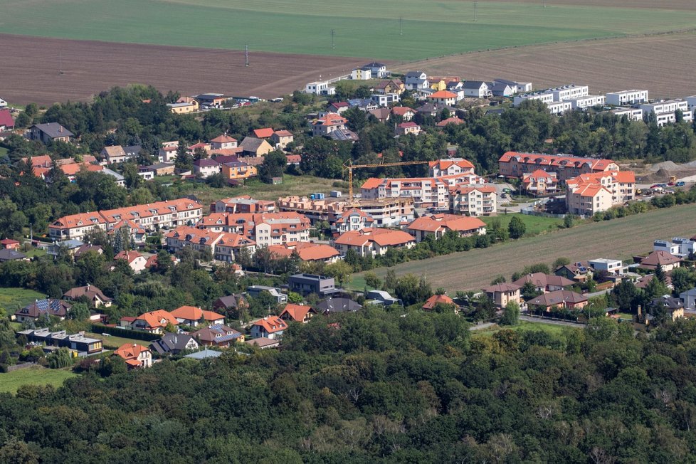 Takto krásně vypadá východ Prahy z paluby letadla.