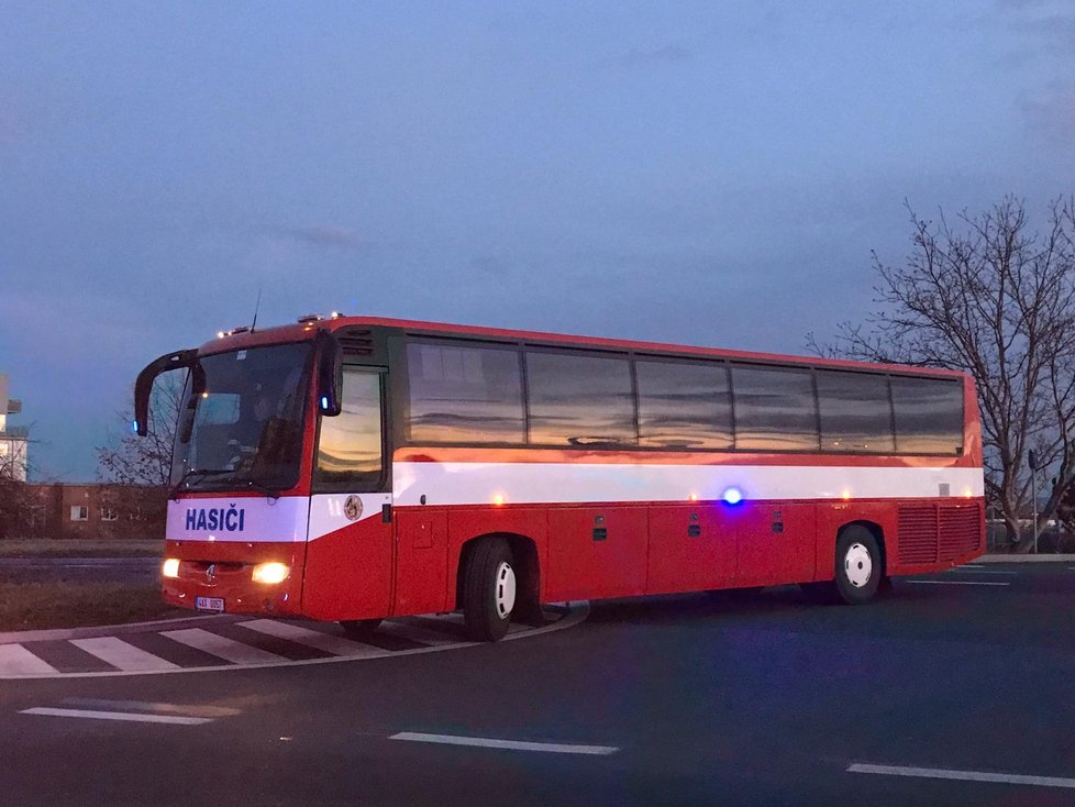 Na Černém Mostě hořel byt v prvním patře. Z domu muselo odejít mnoho obyvatel.