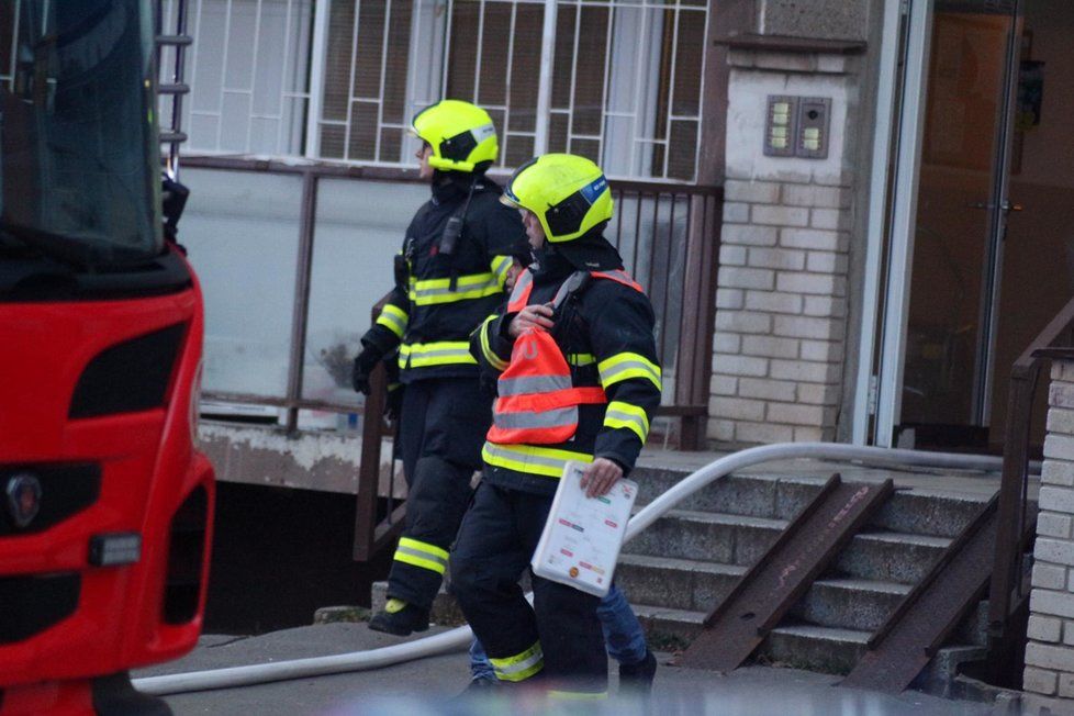 Na Černém Mostě hořel byt v prvním patře. Z domu muselo odejít mnoho obyvatel.