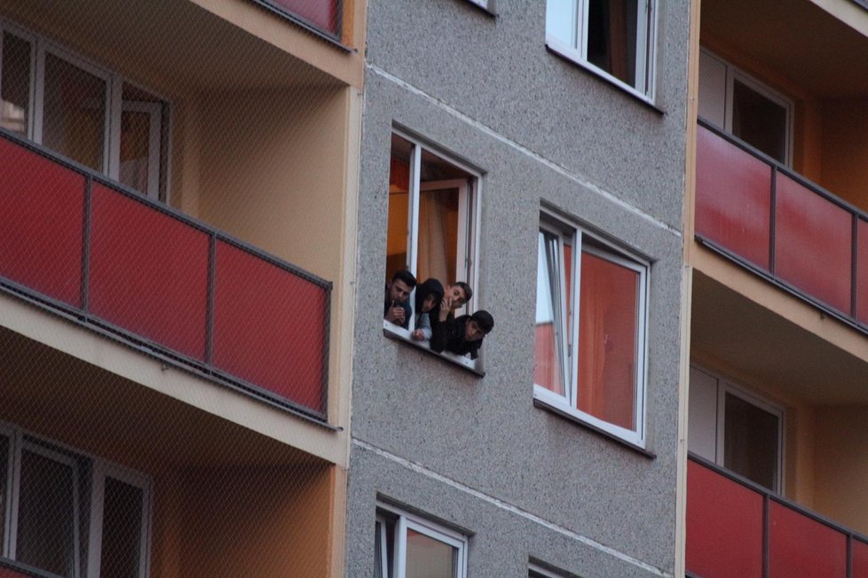 Na Černém Mostě hořel byt v prvním patře. Z domu muselo odejít mnoho obyvatel.