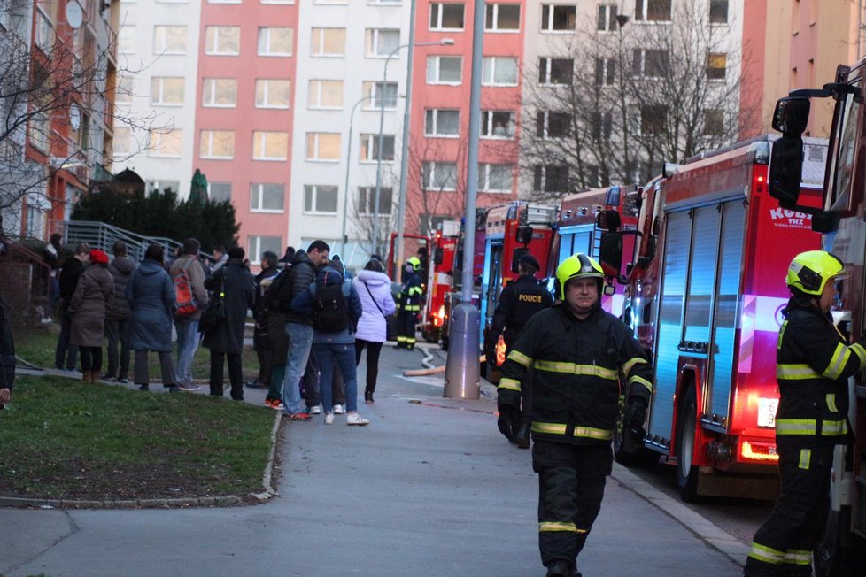 Na Černém Mostě hořel byt v prvním patře. Z domu muselo odejít mnoho obyvatel.