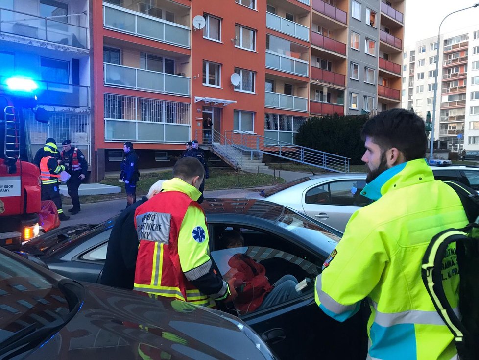 Na Černém Mostě hořel byt v prvním patře. Z domu muselo odejít mnoho obyvatel.