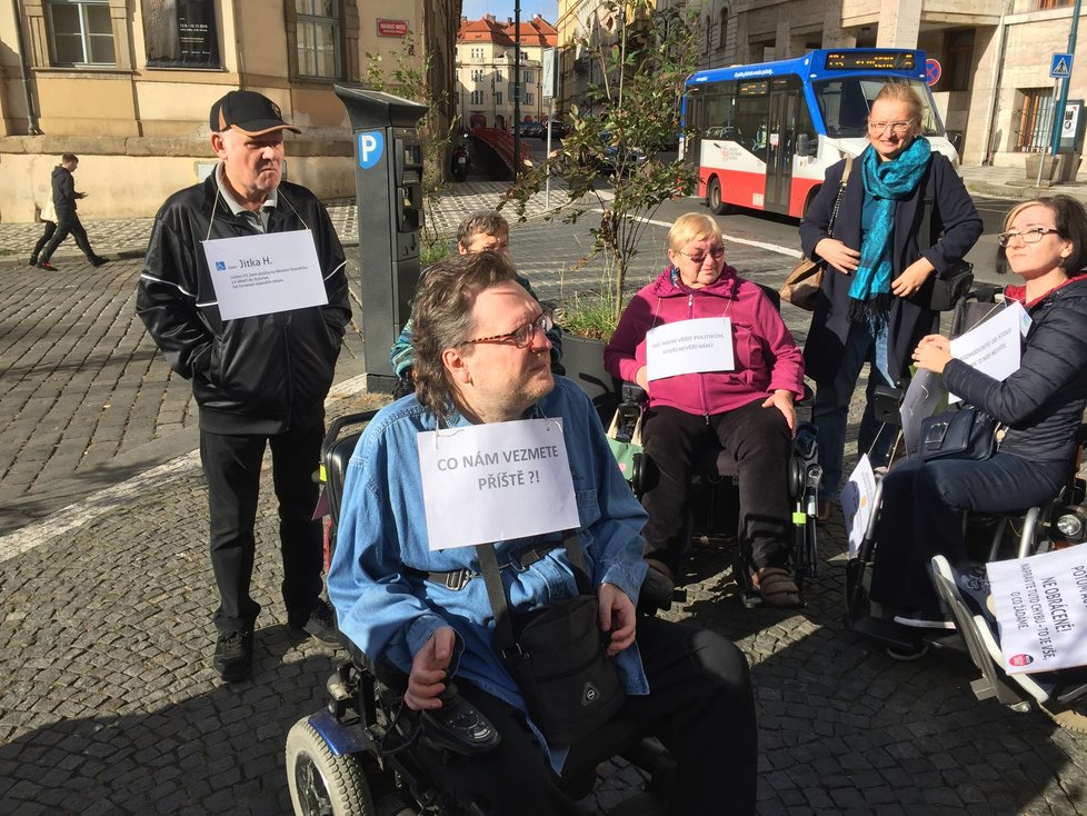 Vozíčkáři přijeli před pražský magistrát předat petici, kterou podepsalo přes osm set lidí.