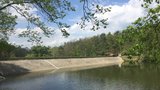 Vyrážka i potíže s dýcháním: Voda v Hostivařské přehradě je plná sinic. Kde ještě není radno se koupat?