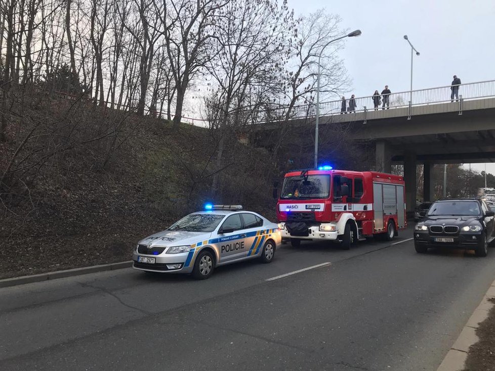 V Hostivaři došlo k ošklivé nehodě. Automobil zde skončil na střeše.