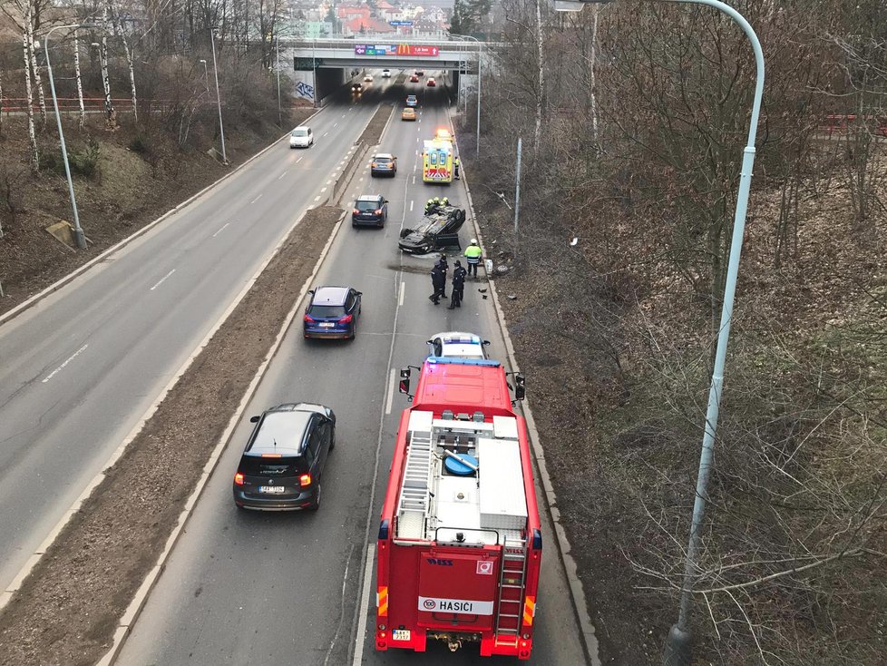 V Hostivaři došlo k ošklivé nehodě. Automobil zde skončil na střeše.