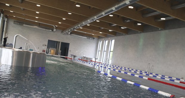 V Radotíně otevřeli nový krytý bazén.